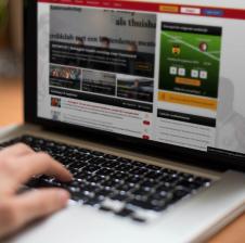 "Hand in hand" naar een vernieuwde website! Met ruim 2 miljoen pageviews per maand en meer dan 100.000 Facebook-likes mag FR-Fans zich één van de grootste Feyenoord nieuwswebsites van Nederland noemen.