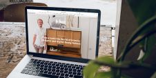Stel, u begint net een nieuwe webwinkel (of een “stenen onderneming” met een website). U moet daarvoor een handelsnaam kiezen en een domeinnaam. Een domeinnaam is in beginsel niet meer dan een adres op internet, maar kan door het gebruik op de site om de onderneming aan te duiden “kleuren” tot handelsnaam. In de meeste gevallen is dat ook de bedoeling: het liefste wilt u gewoon uw handelsnaam pontificaal op de site en in het adresvenster van de browser hetzelfde, maar dan met .nl of .com er achter. Ik zal dus niet de gevallen behandelen waarin handelsnaam en domeinnaam van elkaar verschillen. Waar moet u zoal op letten? U wilt immers nog jaren vooruit met de domeinnaam en handelsnaam en wellicht willen uw kinderen later het stokje van u overnemen. Gelukkig voor u heeft u deze column gelezen zodat u voor de grootste valkuilen behoed bent. In deze column loods ik u door wat rechtszaken van het afgelopen jaar heen.