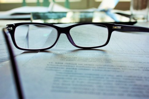 Een klant wil van een websitecontract af, de websitebouwer wil betaling. Wie krijgt er gelijk? Een (helaas) geanonimiseerde uitspraak van Gerechtshof Den Bosch geeft een mooi college in de do’s en don’ts voor beide partijen. De contractsbepalingen van de websitebouwer lijken overigens een kopie van die van Proximedia, die wel heel vaak bij de rechter staat.